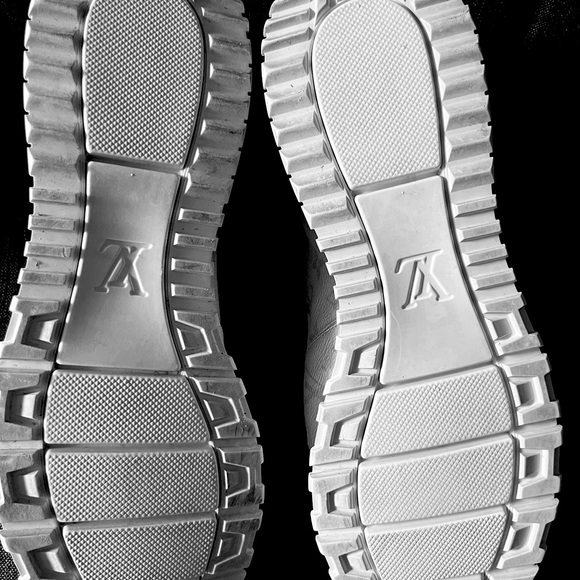 Men’s 91/2 Louis Vuitton sneakers- gently worn once - Picture 3 of 11